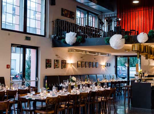 Krimidinner-Bregenz-Kesselhaus-1.jpgModerner Veranstaltungssaal mit zwei Ebenen im Kesselhaus Bregenz beim Krimidinner